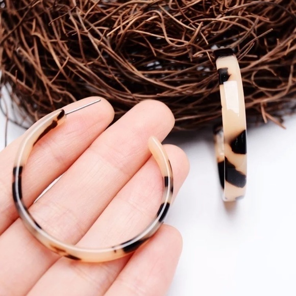 Last 1!Leopard Tortoiseshell Acrylic Hoop Earrings - Picture 3 of 3